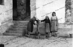 donne alle fontana anni 50