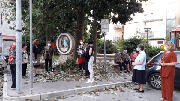 Il Covid non ferma la preghiera a Maria. S. Rosario nei quartieri