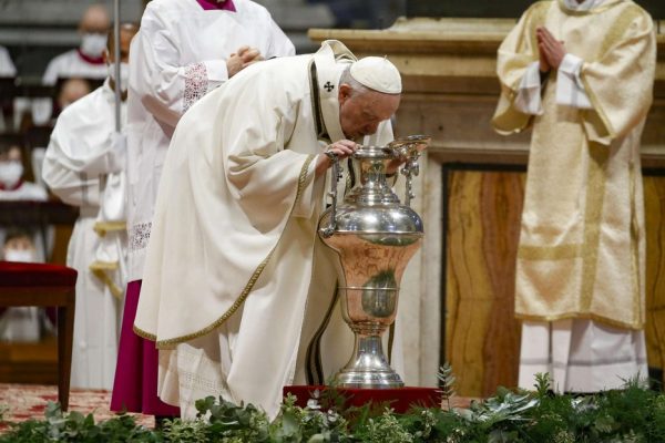 Giovedì Santo. Messa del Crisma, il Papa: un prete mondano è un pagano clericalizzato