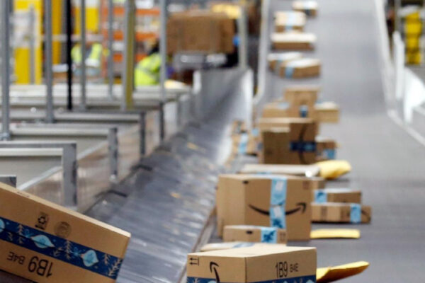 Amazon, magazziniere muore d’infarto ma nello stabilimento si continua a lavorare come se nulla fosse