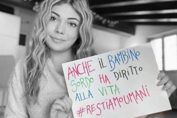 Censurata dal sindaco di Reggio Calabria ragazza sorda per un manifesto pro-vita.
