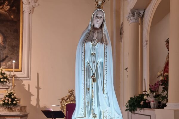 Una lampada accesa alla Madonna per tutto il mese di maggio