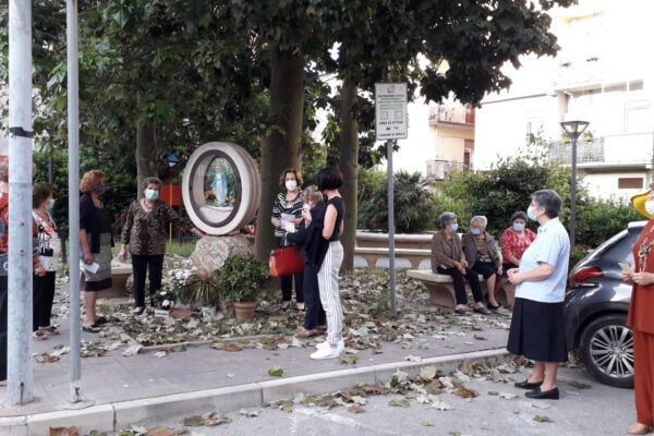 Il Covid non ferma la preghiera a Maria. S. Rosario nei quartieri