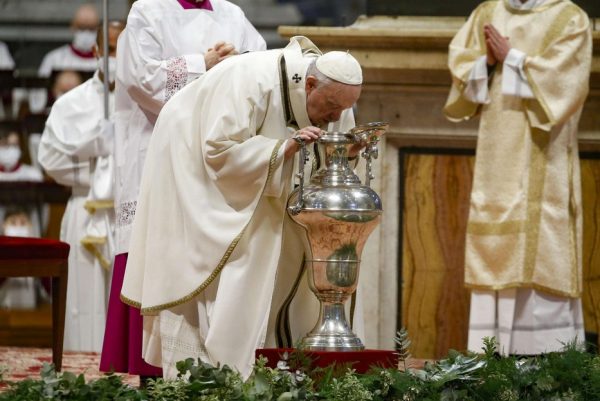 Giovedì Santo. Messa del Crisma, il Papa: un prete mondano è un pagano clericalizzato
