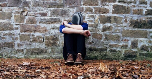 La solitudine è un problema di molti giovani: iper connessi ma con un grande vuoto intorno