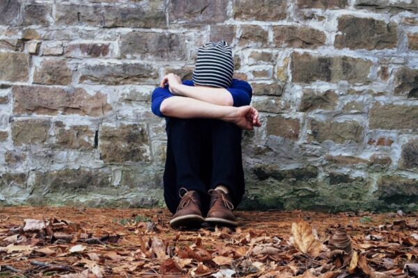 La solitudine è un problema di molti giovani: iper connessi ma con un grande vuoto intorno